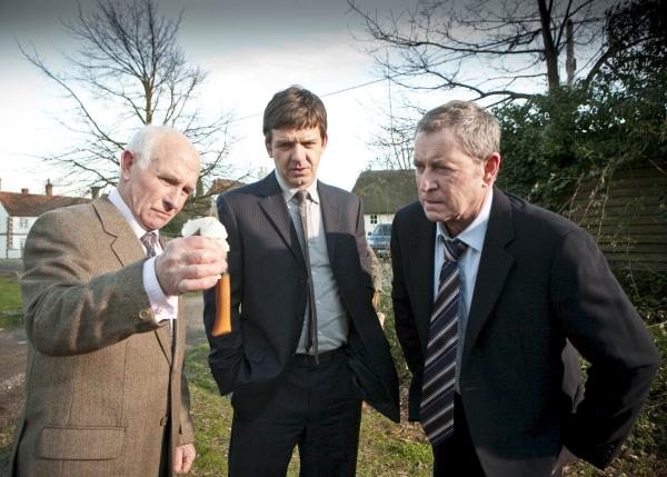 Bild 1 von 5: Ist das die Tatwaffe? Das fragen sich Dr. George Bullard (Barry Jackson, l.), DS Ben Jones (Jason Hughes, M.) und DCI Tom Barnaby (John Nettles, r.).