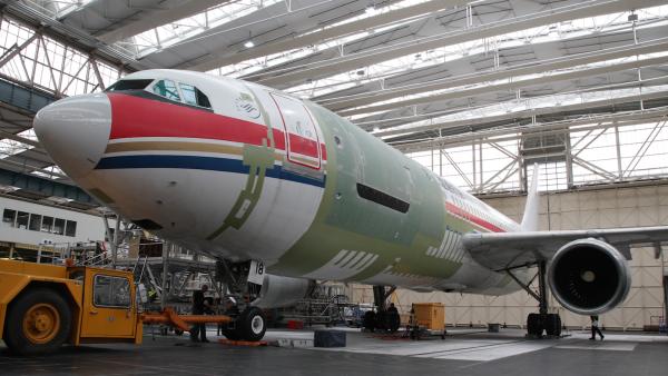 Bild 1 von 1: Der Boden des ehemaligen Passagierbereichs wird komplett entfernt und durch eine stabilere Konstruktion ersetzt. In diese ist ein Containertransportsystem integriert.