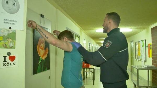 Bild 1 von 3: Leibesvisitationen dienen der Sicherheit der Beamten - und der Insassen. Bewaffnete Übergriffe oder Konflikte zwischen den Sträflingen, gilt es um jeden Preis zu verhindern.