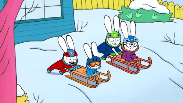 Bild 1 von 3: Es hat geschneit und Simon (l. h.) und Franz (l. v.) treten im Schlittenwettrennen gegen Mamadou (r. h.) und Ferdinand (r. v.)  an.