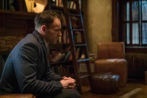 Bild 1 von 16: Holmes (Jonny Lee Miller) und Watson ermitteln in einem neuen Fall: Ein Arzt namens Vincent Bader ist spurlos verschwunden. Die beiden finden heraus, dass er Narkotika an Dealer verkaufte, doch ist das auch der Grund für sein Verschwinden?