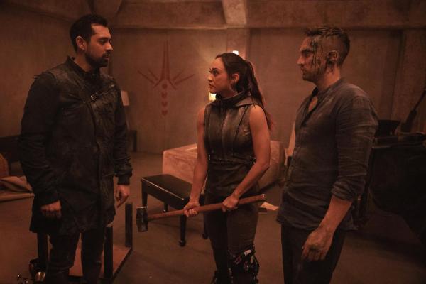 Bild 1 von 7: (v.l.n.r.) Dr. Eric Jackson (Sachin Sahel); Raven Reyes (Lindsey Morgan); John Murphy (Richard Harmon)