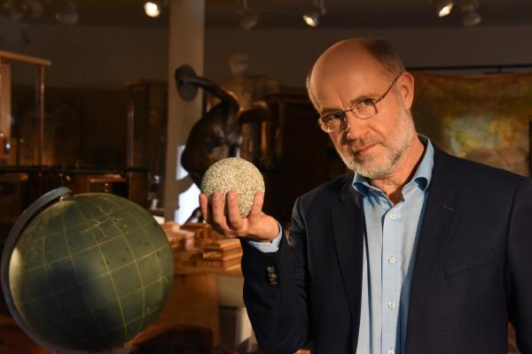 Bild 1 von 12: Harald Lesch mit der Nachbildung einer \