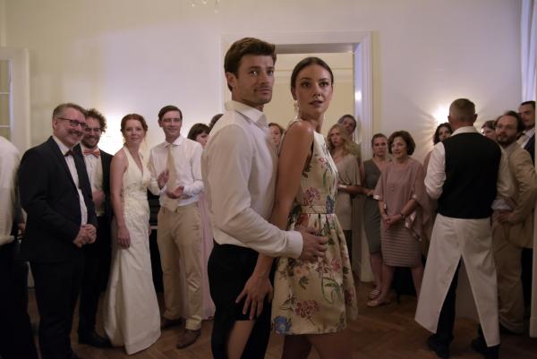 Bild 1 von 20: Auf der Hochzeit ihres Bruders überrascht Katja (Janina Uhse, r.) mit Jonas (Eugen Bauder, l.) als ihre Begleitung. Wie ihre Familie darauf wohl reagiert?