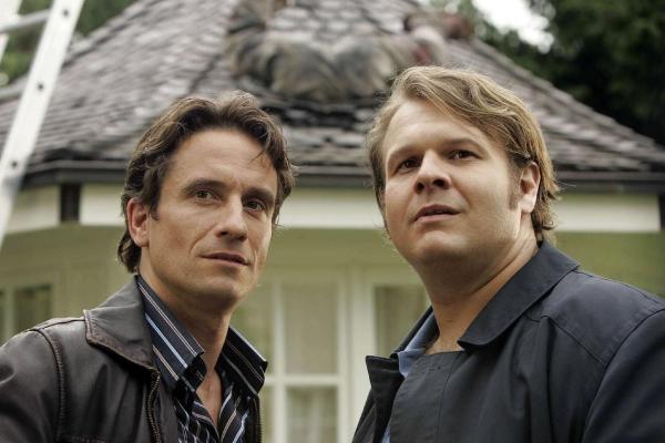 Bild 1 von 19: Ein Toter ruft die Kommissare Schiller (Oliver Mommsen, l.) und Mauser (Oliver Fleischer, r.) an den Tatort. Und der liegt ausgerechnet im Garten von Peggys Freundin Anja, deren Mann mit seinem geliebten Rasenmäher explodiert ist ...