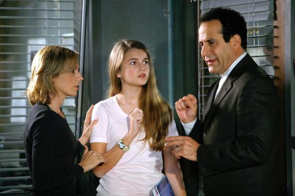 Bild 1 von 9: Im Bild (v.li.): Traylor Howard (Natalie Teeger), Emmy Clarke (Julie Teeger), Tony Shalhoub (Adrian Monk).