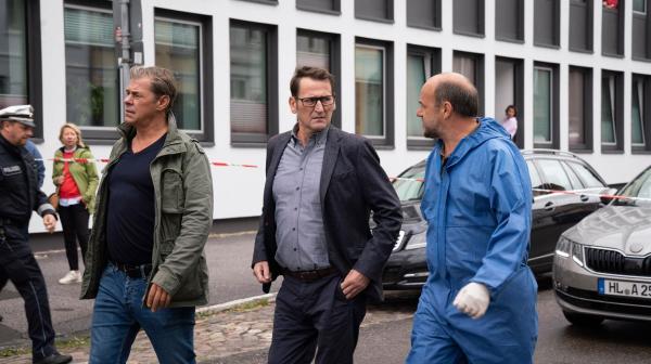 Bild 1 von 4: (v.l.n.r.) Finn Kiesewetter (Sven Martinek); Lars Englen (Ingo Naujoks); Dr. Henning Strahl (Christoph Tomanek)