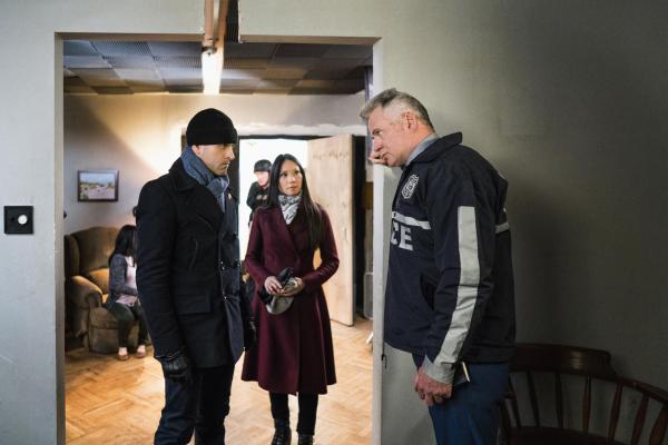 Bild 1 von 2: Kein leichter Fall für Holmes (Jonny Lee Miller, l.), Watson (Lucy Liu, M.) und Captain Gregson (Aidan Quinn, r.): Sie müssen nicht nur eine jahrelang gefangen gehaltene Frau finden, sondern auch ihren Peiniger endlich zur Rechenschaft ziehen, bevor der seinen drastischen Plan in die Tat umsetzen kann ...