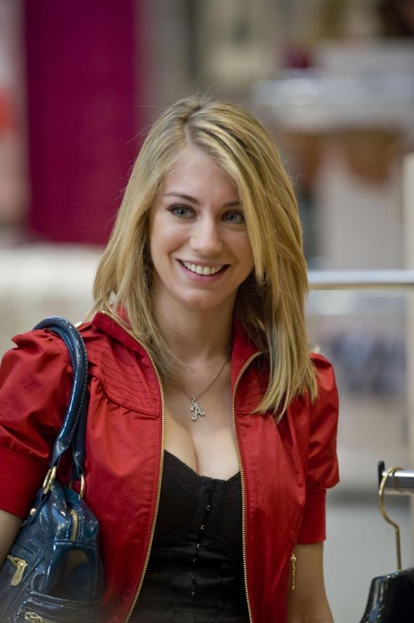 Bild 1 von 11: Sie weiß, wie sie die Jungs der High-School um den kleinen Finger wickeln kann: Ashley (Jennifer Holland)