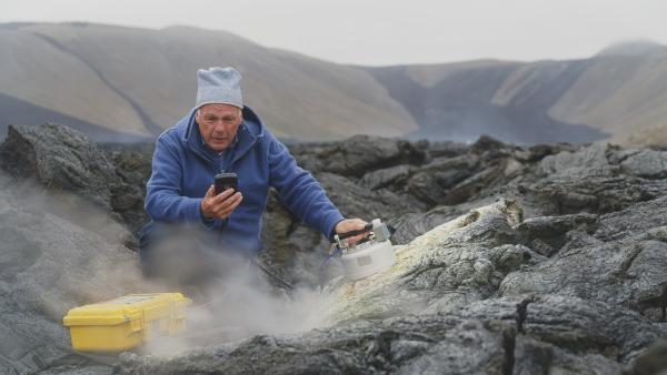 Bild 1 von 7: Der Geologe Colin Devey untersucht anhand der Zusammensetzung vulkanischer Gase in einem isländischen Lavafeld am Vatnajökull-Gletscher, ob Vulkanausbrüche damals die Eismassen zum Schmelzen brachten und so die Erde vom Eis befreiten.