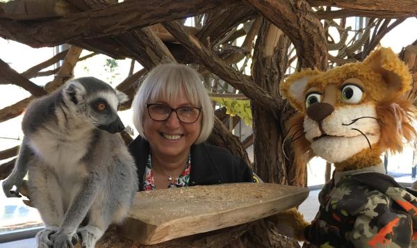 Bild 1 von 6: Im Bild: Kater Kurt mit Tiergarten-Schönbrunn-Direktorin Prof. Dr. Dagmar Schratter bei den Kattas.