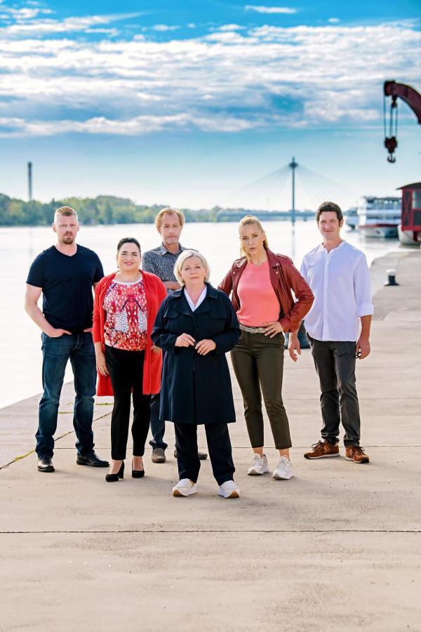 Bild 1 von 30: Im Bild (v.li.): Martin Gruber (Max Herzog), Maria Happel (Dr. Franziska Beck), Helmut Bohatsch (Franz Wohlfahrt), Brigitte Kren (Henriette Wolf), Lilian Klebow (Penny Lanz), Andreas Kiendl (Klaus Lechner).