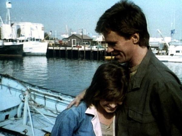 Bild 1 von 12: MacGyver (Richard Dean Anderson, r.) verabschiedet sich von Lisa (Tammy Lauren, l.).