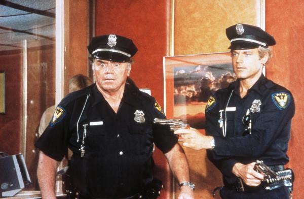 Bild 1 von 3: Willy Dunlop (Ernest Borgnine,l.); Dave Speed (Terence Hill, r.)