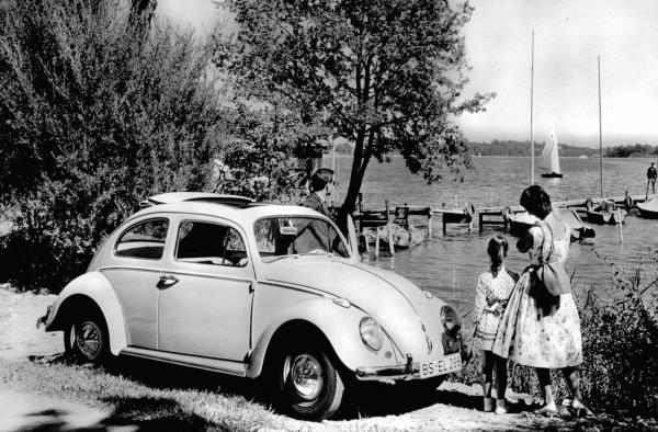 Bild 1 von 6: Der Deutschen liebstes motorisiertes Kind in der Nachkriegszeit war der VW Käfer. Er machte sie auf dem Weg zur Arbeit wie zur Erholung mobil.