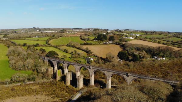 Bild 1 von 2: Das alte Carnon-Viadukt im südenglischen Cornwall gehört zu den Meisterwerken des legendären britischen Ingenieurs Isambard Kingdom Brunel. In ihrer Zeit galt die Eisenbahnbücke mit ihrer ungewöhnlichen Holzkonstruktion als zukunftsweisend.