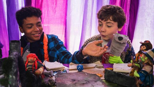 Bild 1 von 2: Milo (Jonas Fischer), Karl (Lance Gernot Simon) und Hugo (Lennox Dreer) stürzen sich in die letzte Schlacht um Auria.