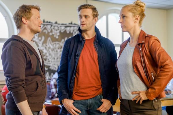 Bild 1 von 17: Im Bild (v.li.): Mirko Roggenbock (Andi Trunk), Michael Steinocher (Simon Steininger), Lilian Klebow (Penny Lanz).