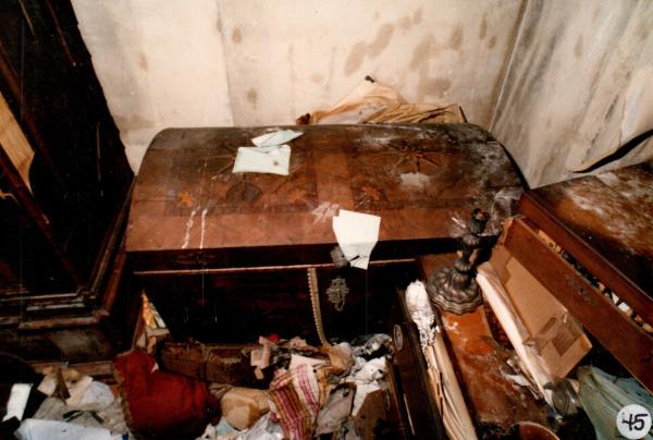 Bild 1 von 6: In diese Truhe seines Braunschweiger Hauses wurde ein 69-jähriger Anwalt 1989 nach einem Überfall eingesperrt. Der Mann erlag seinen Verletzungen, nachdem die Täter das Haus in Brand gesetzt hatten.