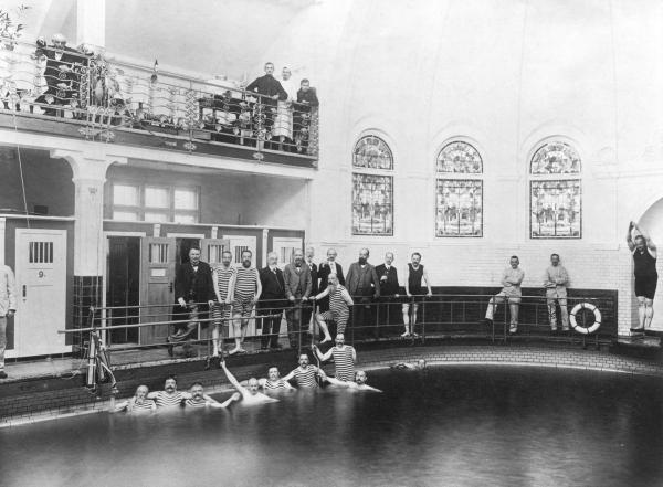 Bild 1 von 4: Neben der Schwimmhalle gab es im Stadtbad Steglitz auch Wannenbäder für Frauen und Männer. Als Teil der Volksbadbewegung diente es neben sportlicher Betätigung auch der Reinlichkeit. Menschen ohne Badzimmer konnten ein Bad nehmen.