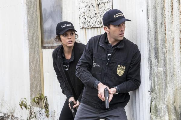 Bild 1 von 6: In ihrem neuen Fall sind Tammy Gregorio (Vanessa Ferlito, l.) und Christopher LaSalle (Lucas Black, r.) einem rasanten Flüchtigen auf den Fersen ...