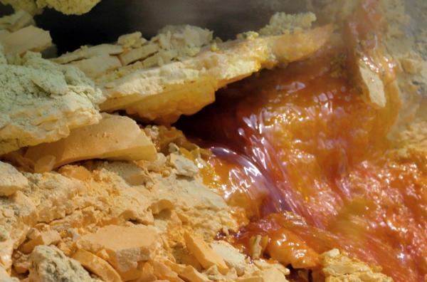 Bild 1 von 5: Um Schwefel zu gewinnen, haben die Bergarbeiter am Ijen ein Röhrensystem entwickelt. Die Gase werden dort hineingeleitet und kondensieren zu flüssigem Schwefel, der als rostrote Flüssigkeit austritt.