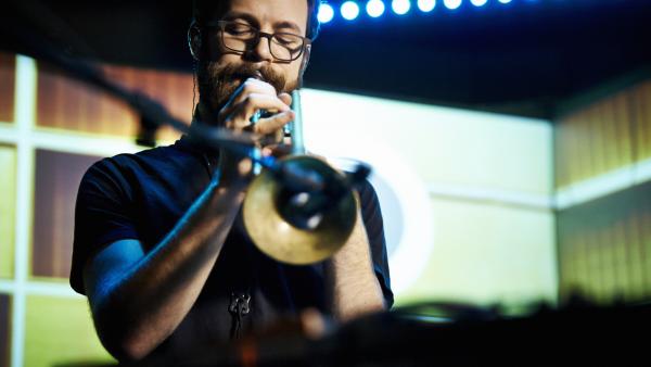 Bild 1 von 7: Der Jazztrompeter Julian Maier-Hauff steht als einer der wenigen live improvisierend am DJ-Pult und mixt Trompete, Saxophon, Posaune und Rhodes mit analoger Elektronik zu einem harmonischen Gesamtklang.
