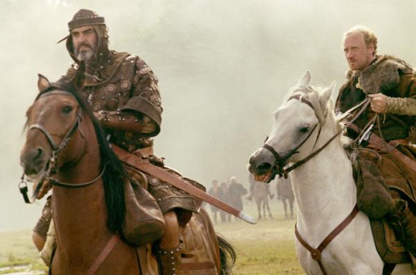 Bild 1 von 9: Robin Hood (Sean Connery, li.) begibt sich zum Treffpunkt des Duells mit dem Sheriff, begleitet von Little John (Nicol Williamson, re.).