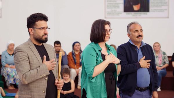 Bild 1 von 6: Im Bild: Aleviten und Alevitinnen im Cem Haus in Wien.