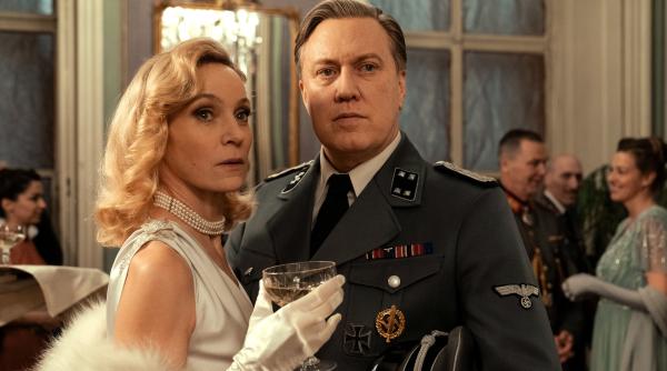 Bild 1 von 13: Heikle Mission: Buback (Nicholas Ofczarek) vertritt den NS-Befehlshaber als Abendbegleitung der glamourösen Ex-Schauspielerin Marleen Baumann (Jeanette Hain).