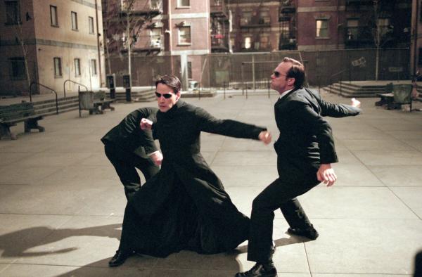 Bild 1 von 19: Agent Smith (Hugo Weaving, r.) erhält den Auftrag, Neo (Keanu Reeves, l.) zu liquidieren. Doch dann verweigert er dem System den Gehorsam ...
