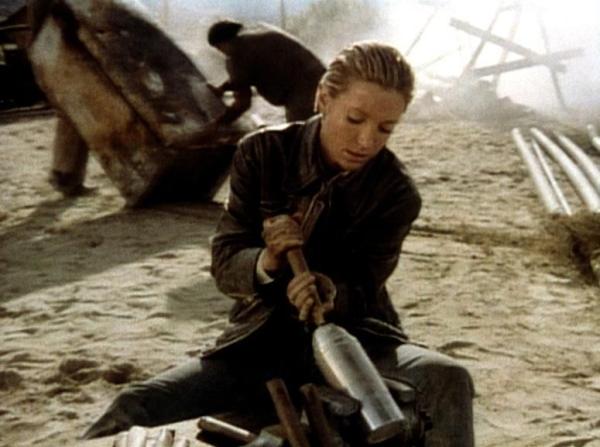 Bild 1 von 11: Laura (Nana Visitor) bastelt an einer Bombe.