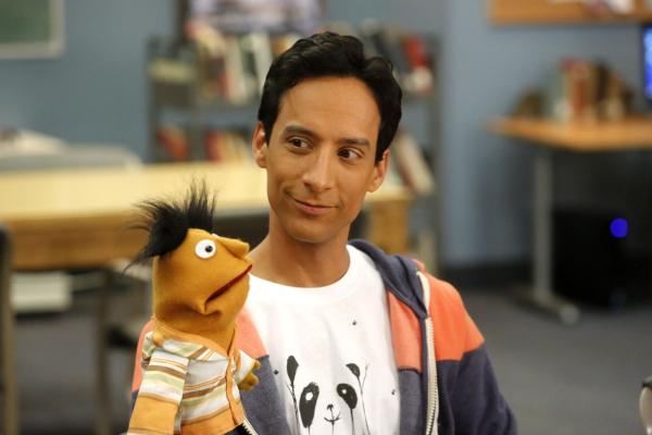 Bild 1 von 18: Nachdem die Lerngruppe gemeinsam halluzinogene Beeren isst, kommt ein Geheimnis nach dem Anderen ans Tageslicht. Auch Abed (Danny Pudi) teilt sich mit ...