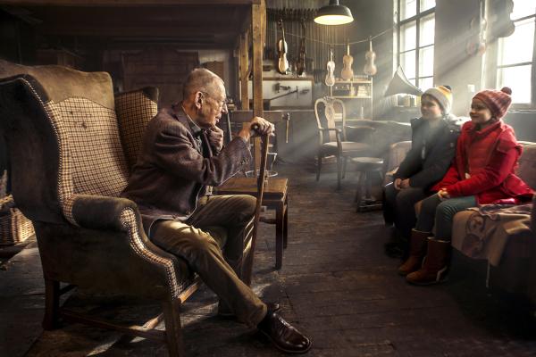 Bild 1 von 4: Der Instrumentenbauer Knorre (Hark Bohm) erwischt Paule (Cloé Heinrich) und Max (Santino Bathe) in seinem Garten. Wenn die beiden Kinder ihn zum Lachen bringen, dürfen sie die seltene Pflanze behalten.