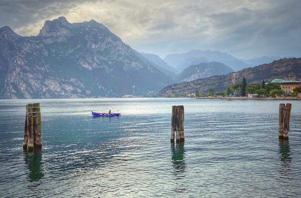 Bild 1 von 2: Am Nordende umrahmen Berge den Gardasee