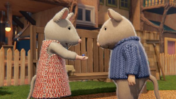 Bild 1 von 4: Julia (links) zeigt Sam (rechts) stolz eine Murmel.