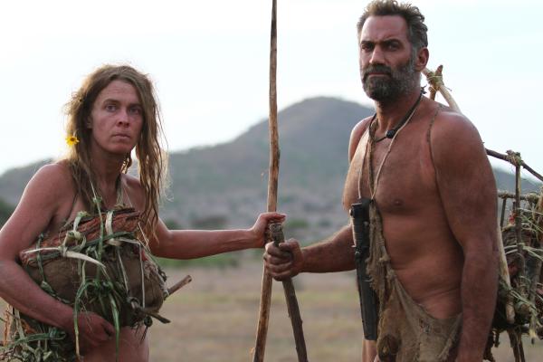 Bild 1 von 1: EJ and Kellie carrying the backpacks and baskets they made.