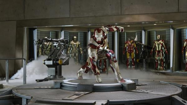 Bild 1 von 19: Die nicht abschüttelbare Angst vor der nächsten Gefahr und seine immer wiederkehrenden Panikattacken treiben Tony Stark (Robert Downey jr.) an, immer mehr Iron-Man-Anzüge zu produzieren. Doch auch seine High-Tech-Rüstung kann ihn nicht vor allen Gefahren beschützen ...