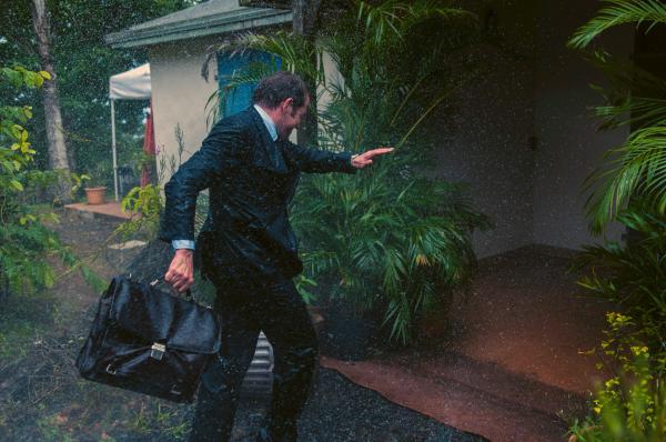 Bild 1 von 5: Der Engländer DI Richard Poole (Ben Miller) ist fest davon überzeugt, dass ihn kein Unwetter aus der Ruhe bringen kann. Doch der Hurrikan erweist sich als äußerst starke und gefährliche Naturgewalt.