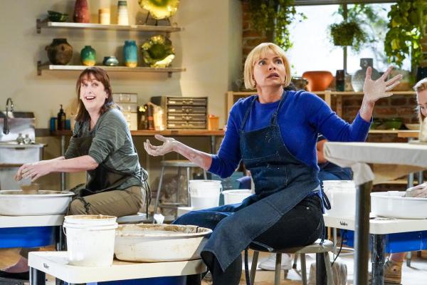 Bild 1 von 15: Im Bild (v.li.): Beth Hall (Wendy), Jaime Pressly (Jill).