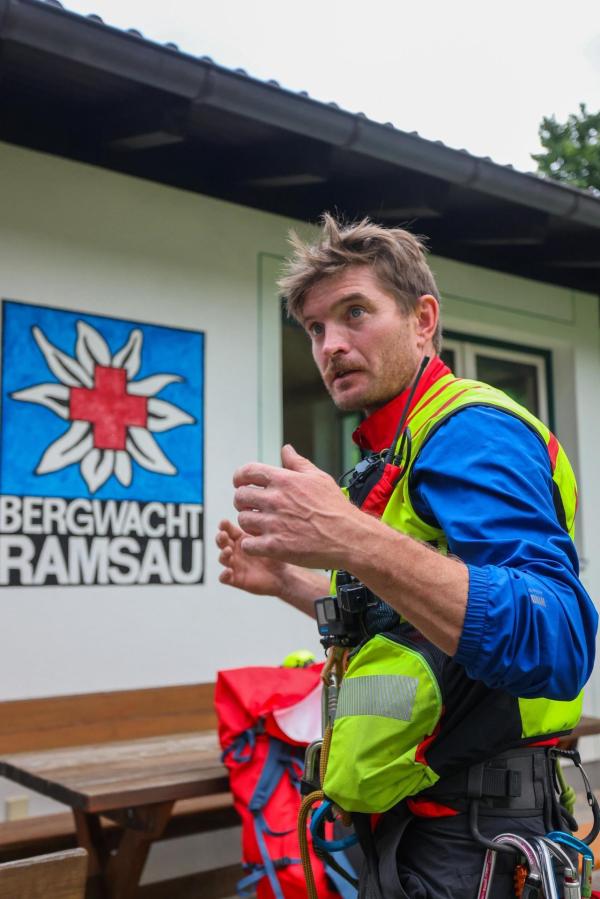 Bild 1 von 3: Im Bild: Lukas Wurm, Bergretter der Bergwacht Ramsau, bei einem Einsatz.