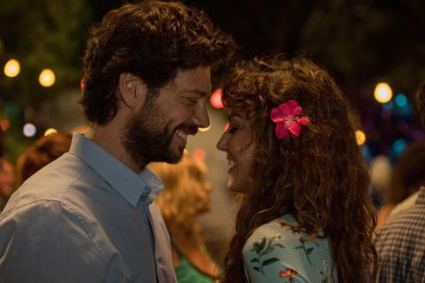 Bild 1 von 5: Oscar (Ãlvaro Morte, l.); Alejandra (Verónica Sánchez, r.)