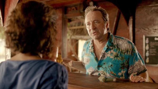 Bild 1 von 2: Doug Anderson (Neil Pearson) flirtet schamlos in einer Bar mit Catherine (Élizabeth Bourgine), obwohl er verheiratet ist. Verhält er sich so dreist, weil er weiß, dass seine Frau nicht mehr lange zu leben hat?