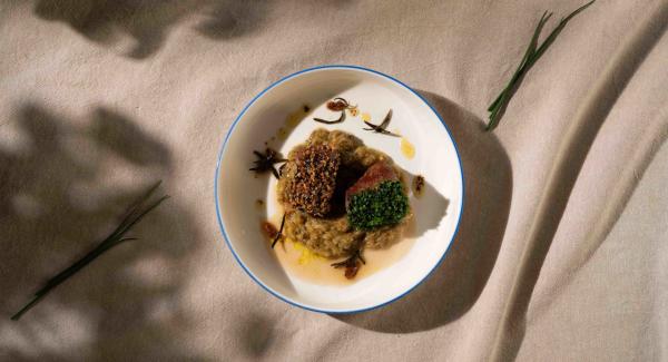 Bild 1 von 5: Rosa gebratener Lammrücken mit schwarzem Knoblauch und Auberginencreme.