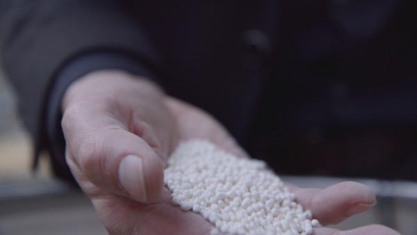 Bild 1 von 7: Revolutionärer Energiespeicher Zeolithe: Diese Kügelchen nehmen überschüssige Wärme auf, bleiben aber selbst kalt. Wenn man die Wärme braucht, gibt man Wasser hinzu, und die Kugeln werden heiß.