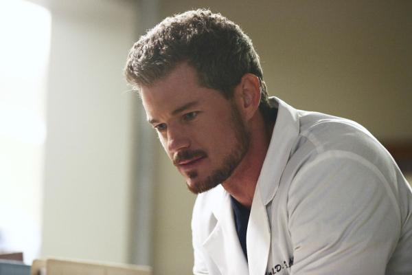 Bild 1 von 42: Während Derek und die anderen einen Campingausflug machen, muss Mark (Eric Dane) eine ungewöhnliche Operation durchführen ...
