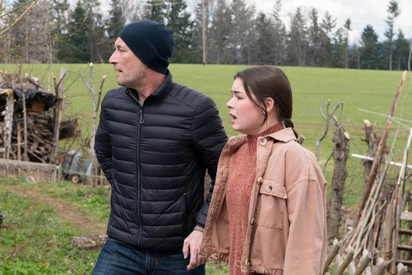 Bild 1 von 9: Philipp (Heikko Deutschmann) und Leo (Phillis Laura Lau) rennen zum See, um Nele zu retten.