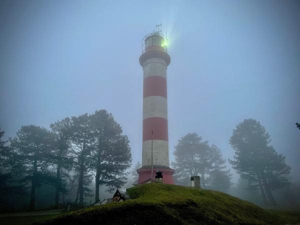 Bild 1 von 4: Der Leuchturm von Nida in der Winterdämmerung.