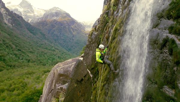 Bild 1 von 6: Isai Madrice beim Abstieg im Wasserfall.