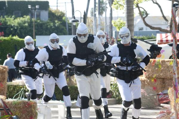 Bild 1 von 25: Es stellt sich heraus, dass Pistolen-Patty Studienleiter Spreck ist. Er will die Vorherrschaft des City Colleges ausbauen und hat die Studenten von Greendale durch die hohe Siegesprämie so provoziert, dass sie fast ihren Campus vernichtet haben ...